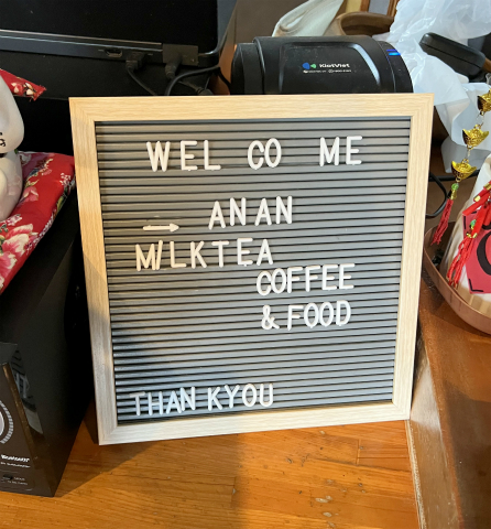 群馬県伊勢崎市茂呂町2丁目にあるカフェ「ANAN Coffee & Milk Tea」店内