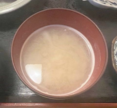 茨城県守谷市本町にある食堂「お食事処 ふじ」串かつ定食の味噌汁