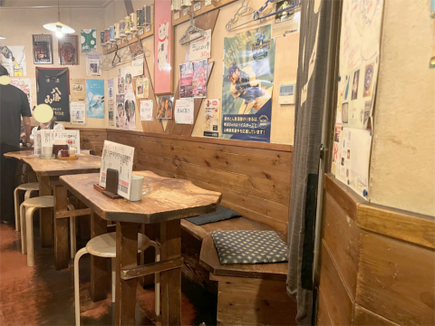 東京都荒川区西日暮里5丁目にある居酒屋、焼鳥、やきとんの「やきとん 居酒屋 のりまる」店内