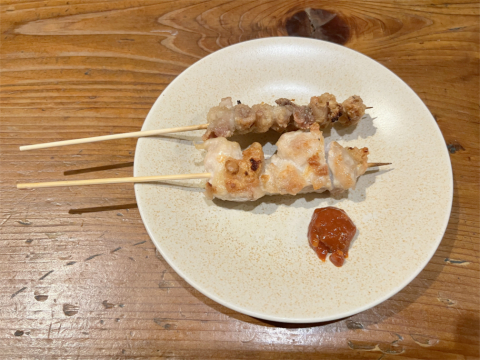 東京都荒川区西日暮里5丁目にある居酒屋、焼鳥、やきとんの「やきとん 居酒屋 のりまる」焼鳥(かわ、せせり)