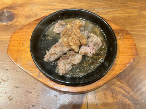 東京都荒川区西日暮里5丁目にある居酒屋、焼鳥、やきとんの「やきとん 居酒屋 のりまる」牛ロースの一口ステーキ