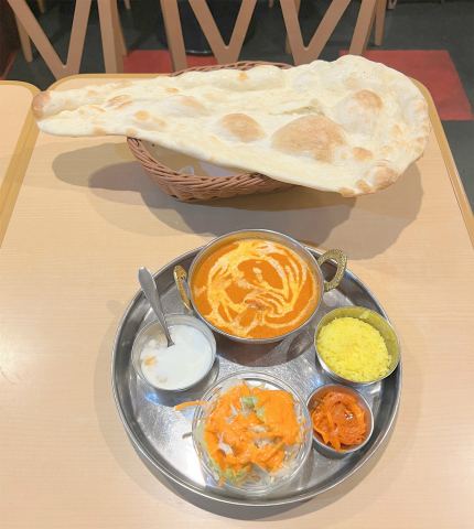 東京都足立区千住曙町にあるインド料理店「INDIAN RESUTAURANT Phulbari(フルバリ) 千住曙町店」バターチキンセット