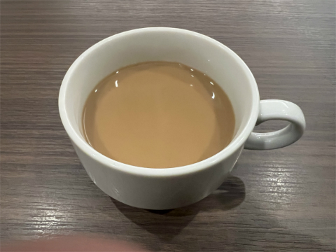 神奈川県川崎市川崎区鋼管通3丁目にある「朝日湯源泉 ゆいる」フリードリンクのホットコーヒー(自分でミルクを入れた後です)