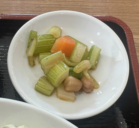 神奈川県川崎市川崎区渡田3丁目にある「中華料理 常来軒」唐揚げ定食の漬物