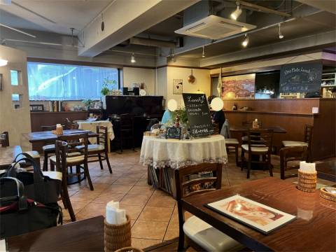 神奈川県川崎市多摩区西生田1丁目にあるイタリアンの「Trattoria Sol Levante トラットリア ソル レヴァンテ」店内