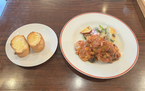 神奈川県川崎市多摩区西生田1丁目にあるイタリアンの「Trattoria Sol Levante トラットリア ソル レヴァンテ」ワンプレート(若鶏の地中海風、サラダ、マリネ、イタリア風オムレツ)とパン