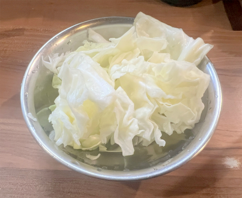 東京都中央区日本橋堀留町2丁目にある焼鳥、居酒屋の「博多とりかわ 長政 人形町店」お通しのキャベツ