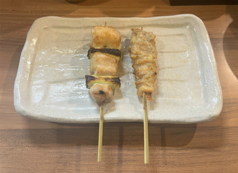 東京都中央区日本橋堀留町2丁目にある焼鳥、居酒屋の「博多とりかわ 長政 人形町店」串焼き(ねぎま、せせり)