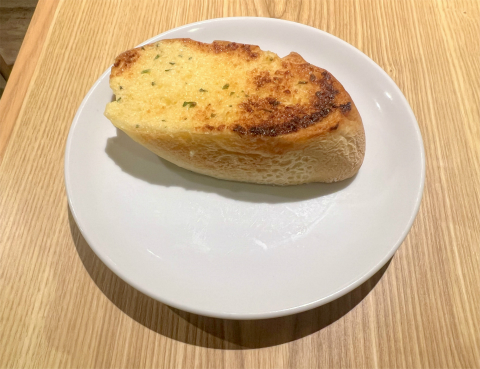 東京都練馬区東大泉5丁目にあるイタリアンのお店「スパゲッティ専門店 とすかーな 大泉学園前店」本日のコースのガーリックトースト