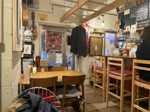 奈川県横浜市中区伊勢佐木町7丁目にあるカフェ「カフェバー ピーナッツ」店内