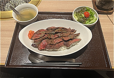 東京都世田谷区桜新町1丁目にある焼肉店「Beef Garden 桜新町」Beefステーキ丼(スープ、サラダ付き)