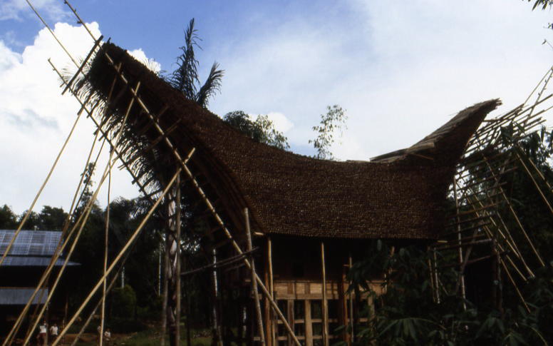 トラジャ族の米倉と崖墓（1987年1月）スラウェシ島 - 地球へめぐり紀行