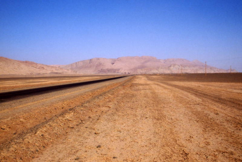 赤褐色の火焰山（1990年8月） - 地球へめぐり紀行