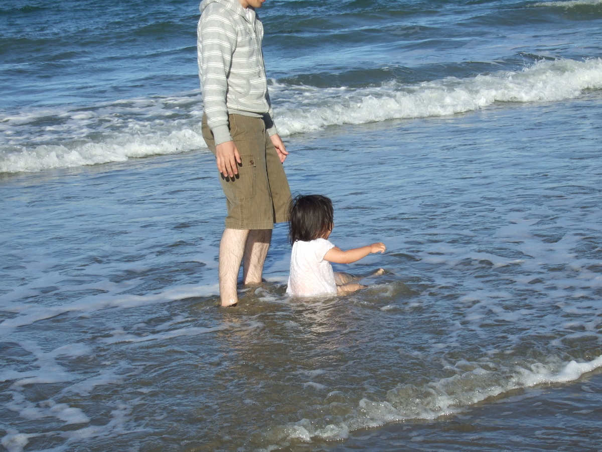 海で遊ぶ子供