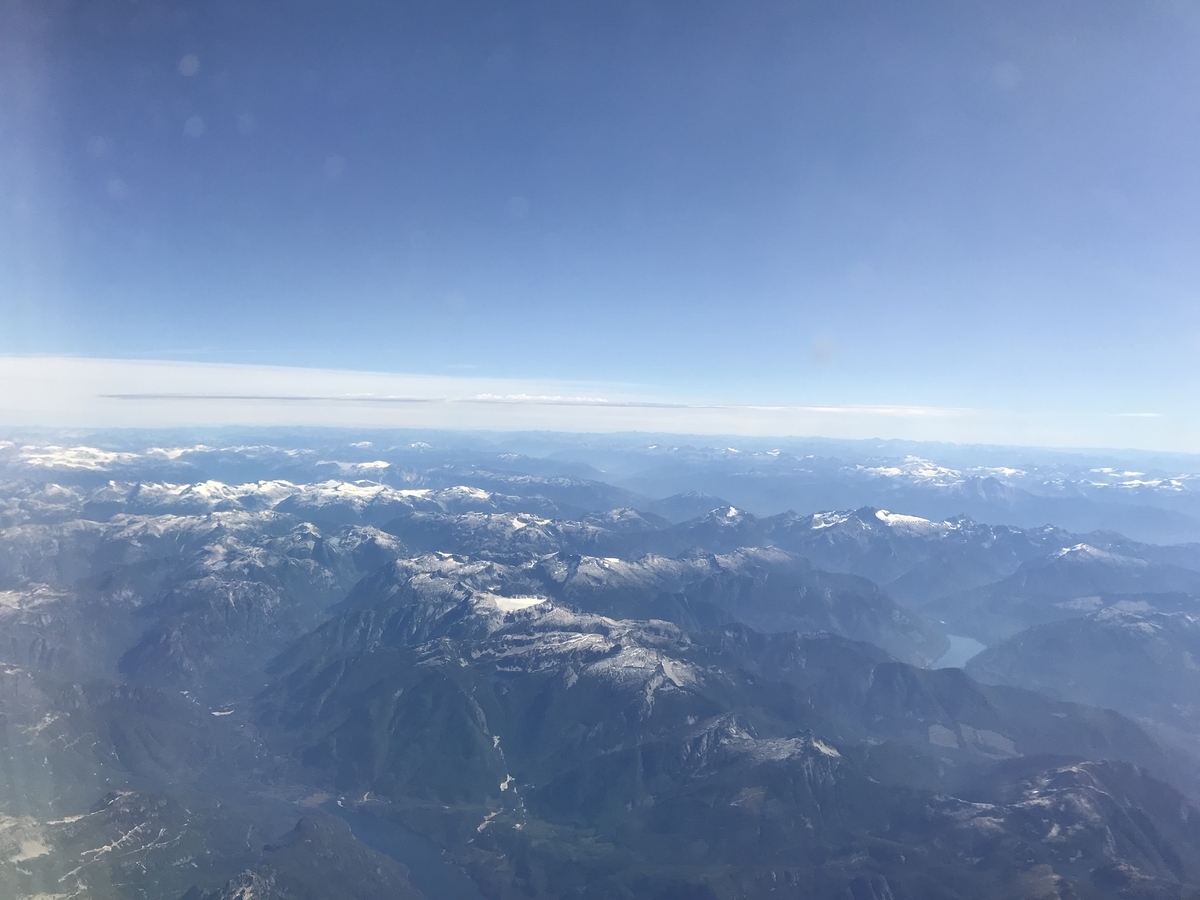 雪が残る山々