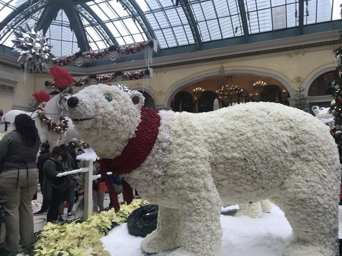 バラでできたシロクマの飾り
