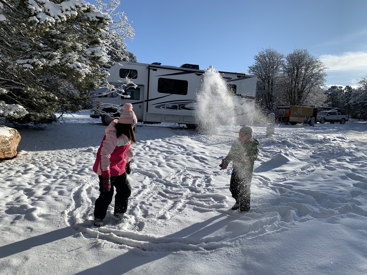 雪遊びをする子供