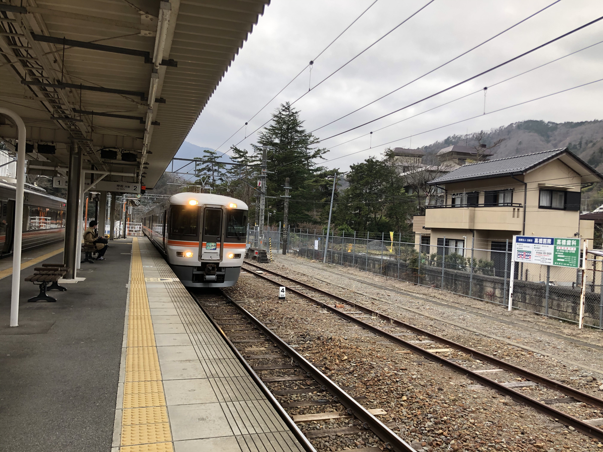 駅に入る電車