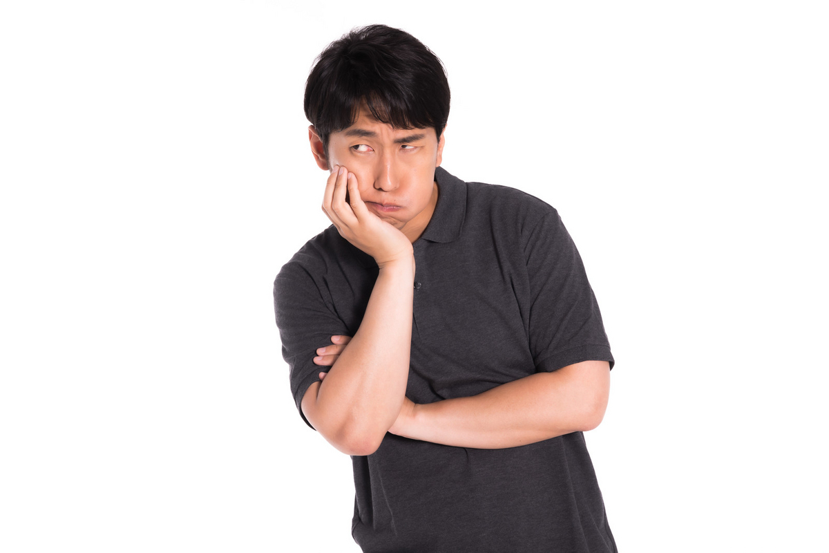 考え込む男性の写真