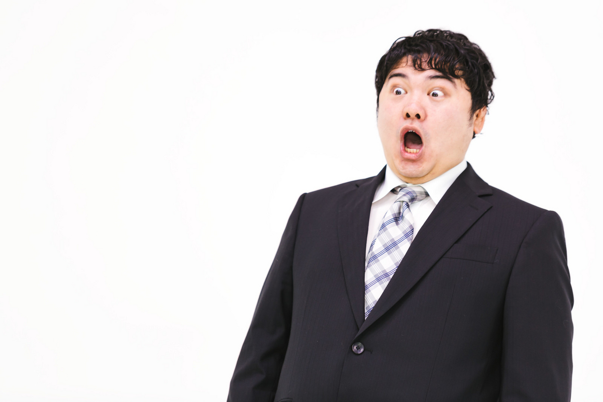 驚愕する男性