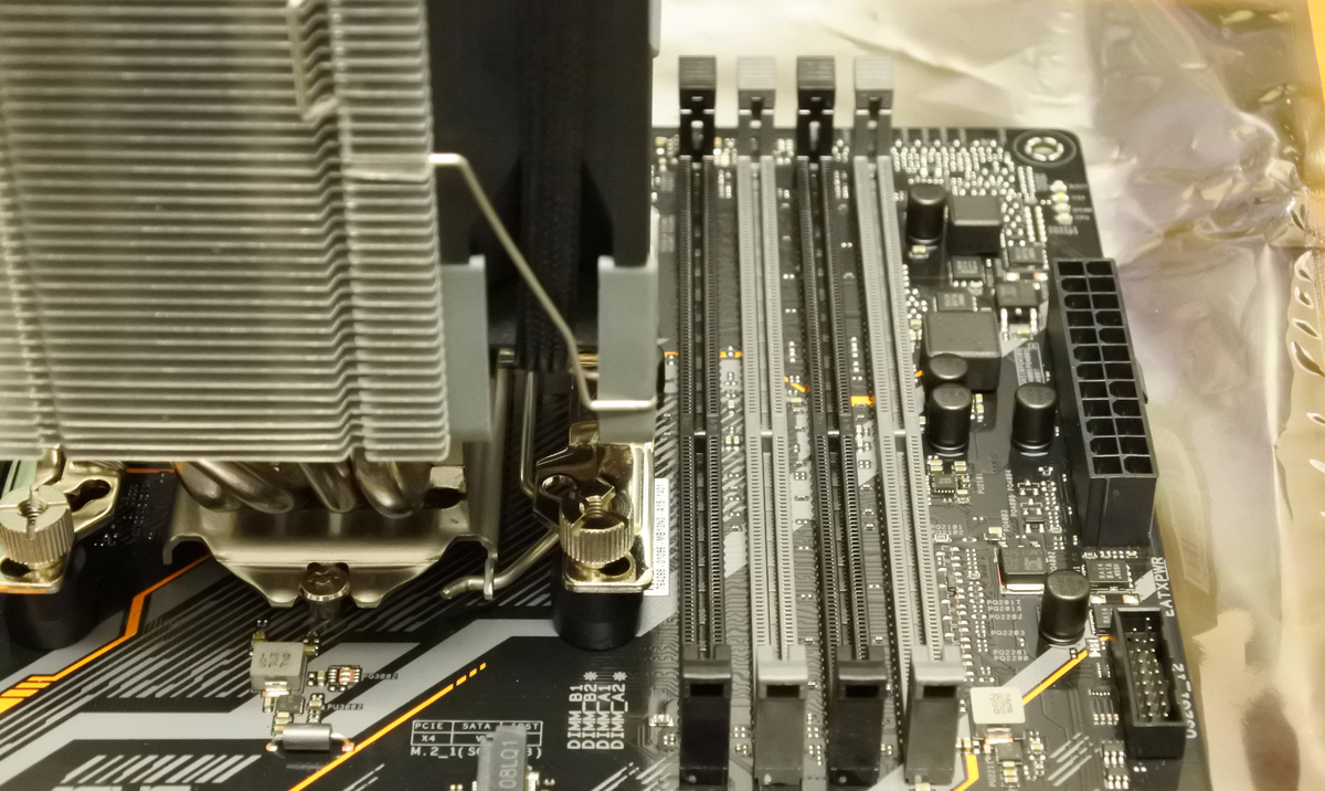 大型のメモリーも十分収まりそう。