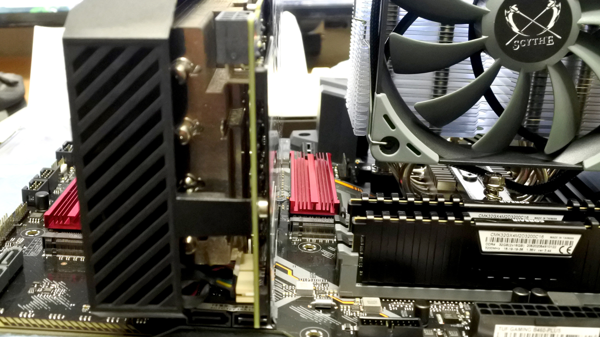 グラフィックボードのお尻。