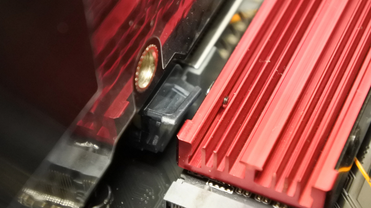 SSDと近接するラッチ。