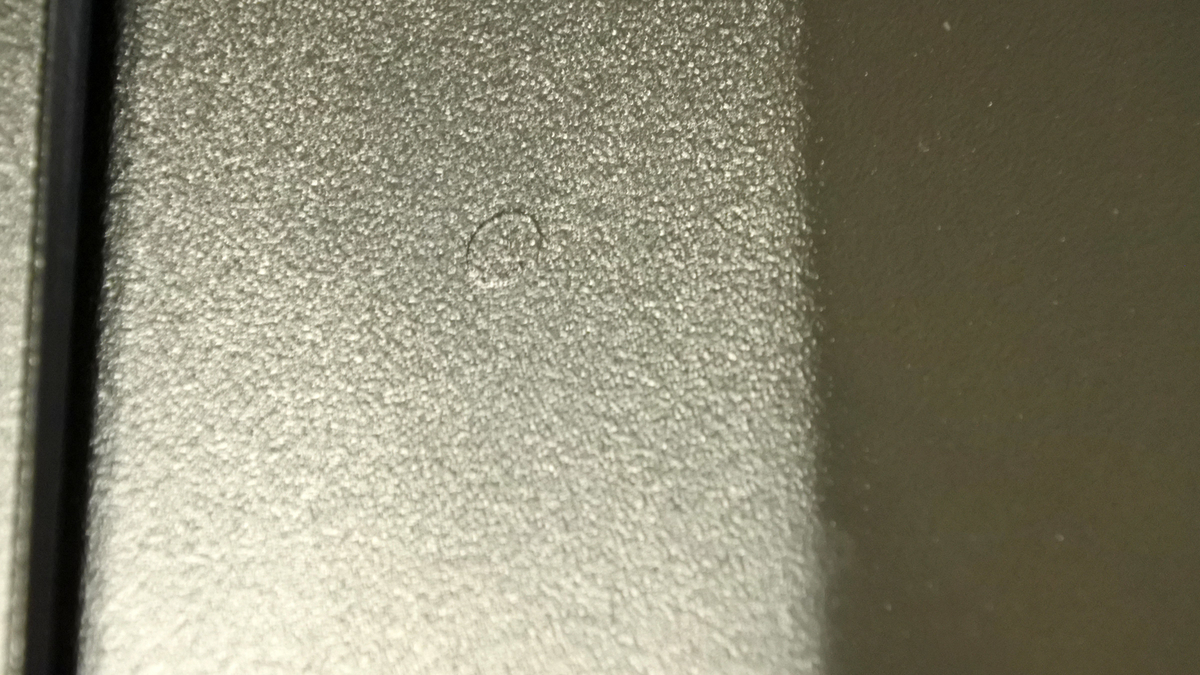 ケース内部だから隠れるけれど、サイドパネルがガラス製の場合はモロに見える位置。