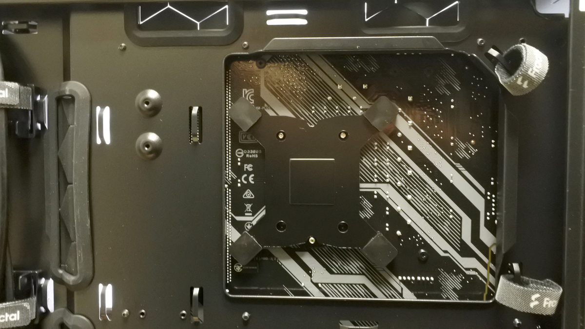 「虎徹 Mark 2」のバックプレートが覗く。