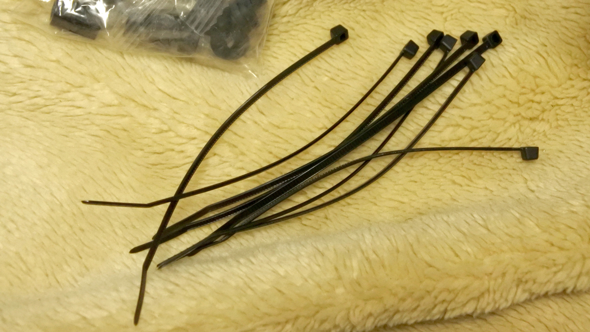 この種のタイ、外すのが面倒なので使ったことがない。