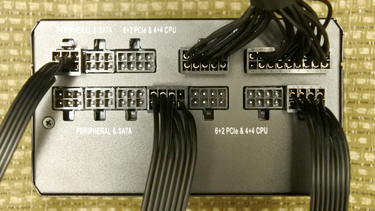 電源ケーブル類はプラグイン式。