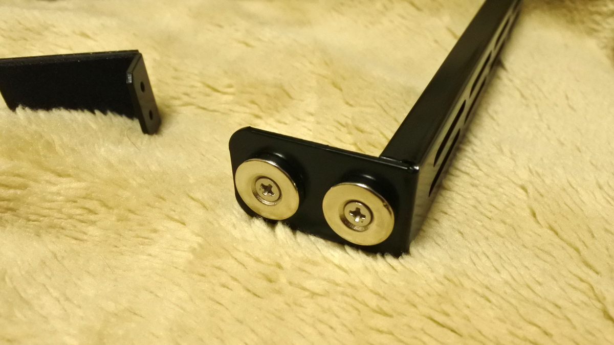 ベース部の磁石。