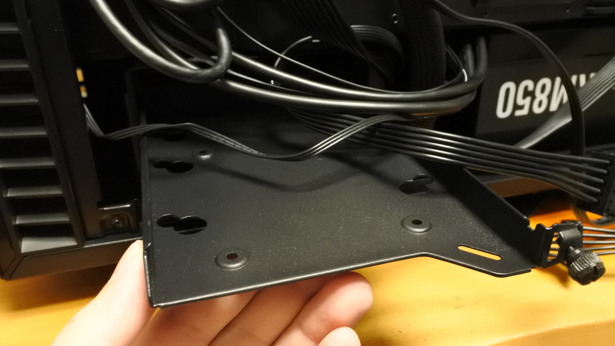 手回しネジひとつで固定されているスライド式のベイ。