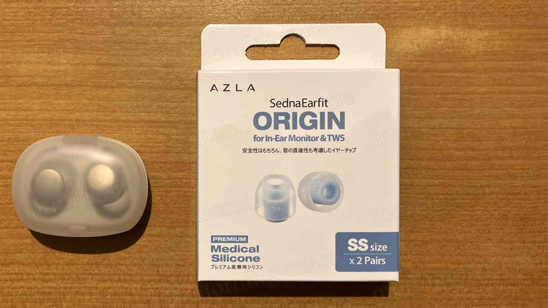 AZLAのSednaEarfit ORIGIN、SSサイズのイヤーチップが2ペア入ったパッケージ。パッケージは白地に青い文字で「PREMIUM Medical Silicone」と記載されている。