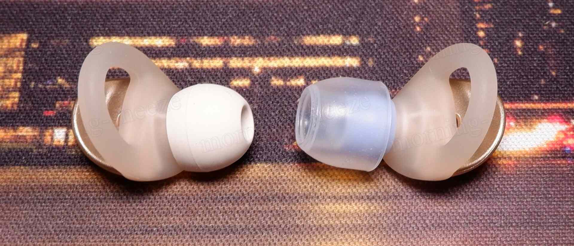 白と青のイヤフォンが並んでいる。イヤフォンの左側は白いシリコン製のイヤーチップ、右側は半透明の青いシリコン製のイヤーチップを持つ。