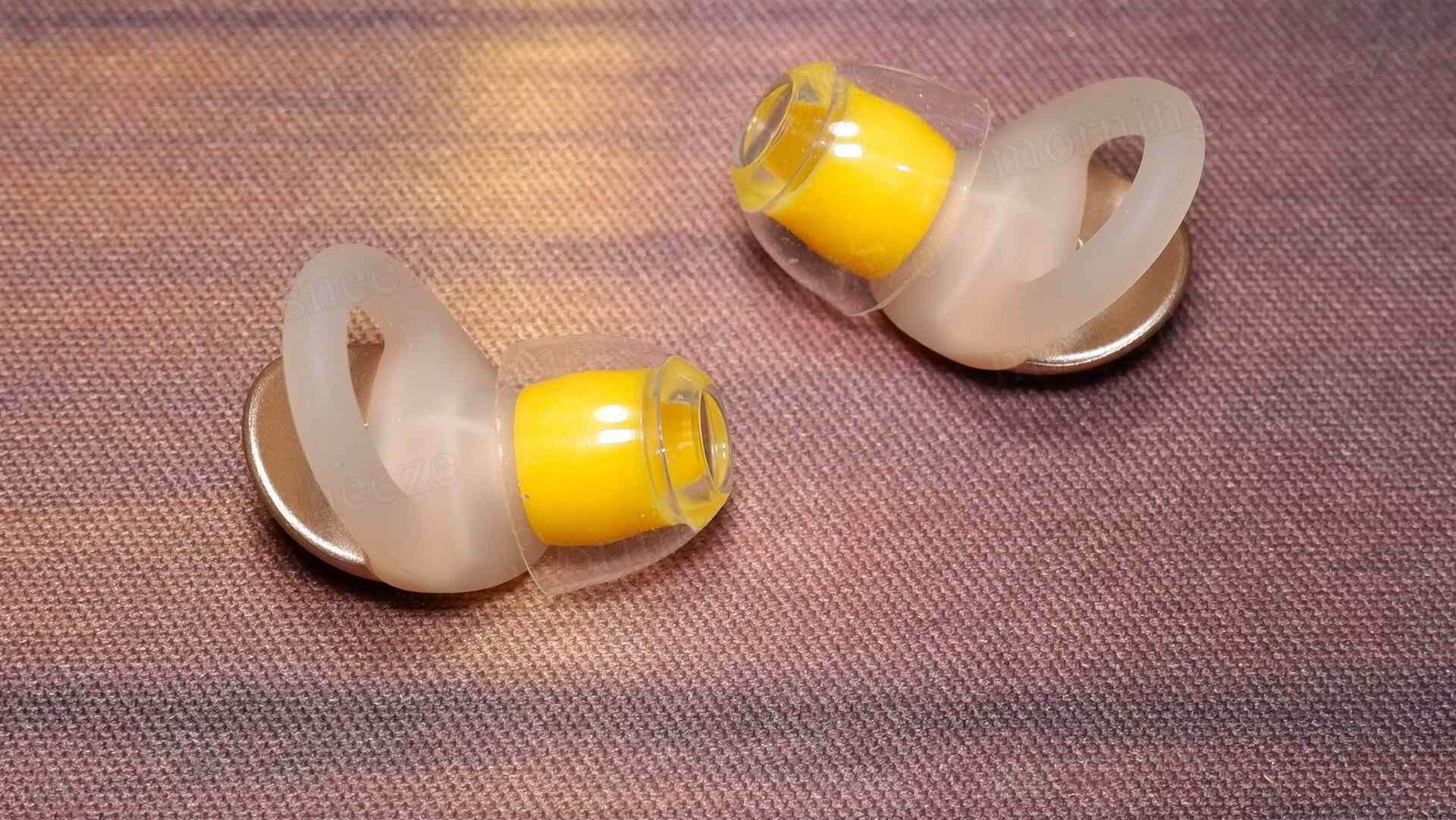 耳栓が二つ並んでいる画像。透明なシリコン製のカバーに黄色いスポンジ部分が付いている。