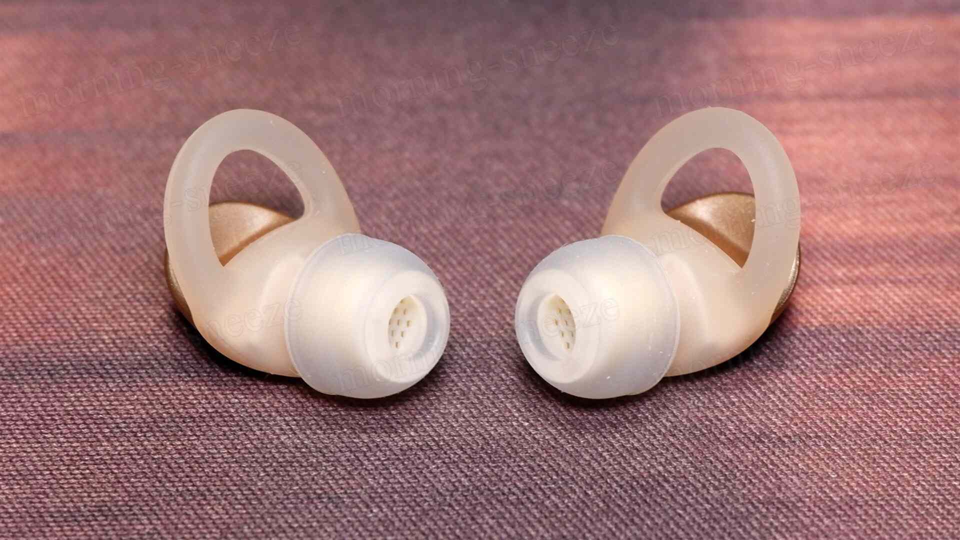 耳栓型のイヤープラグが2つ並んでいる。透明なシリコン製の部品とゴールドカラーの部分で構成されており、柔らかい色合いを持っている。
