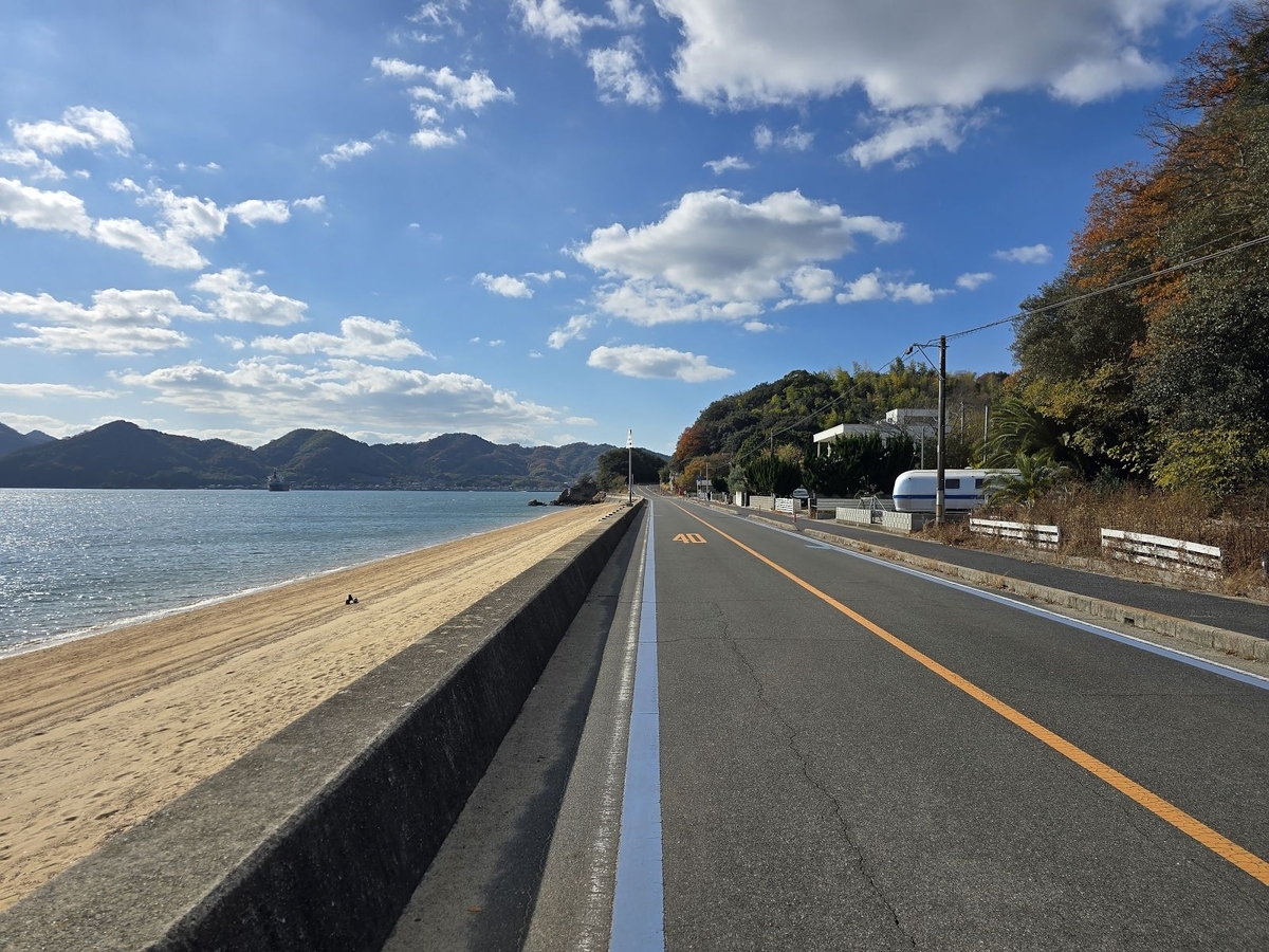 尾道市向島町立花の海岸　サイクリング用のブルーラインがあります。