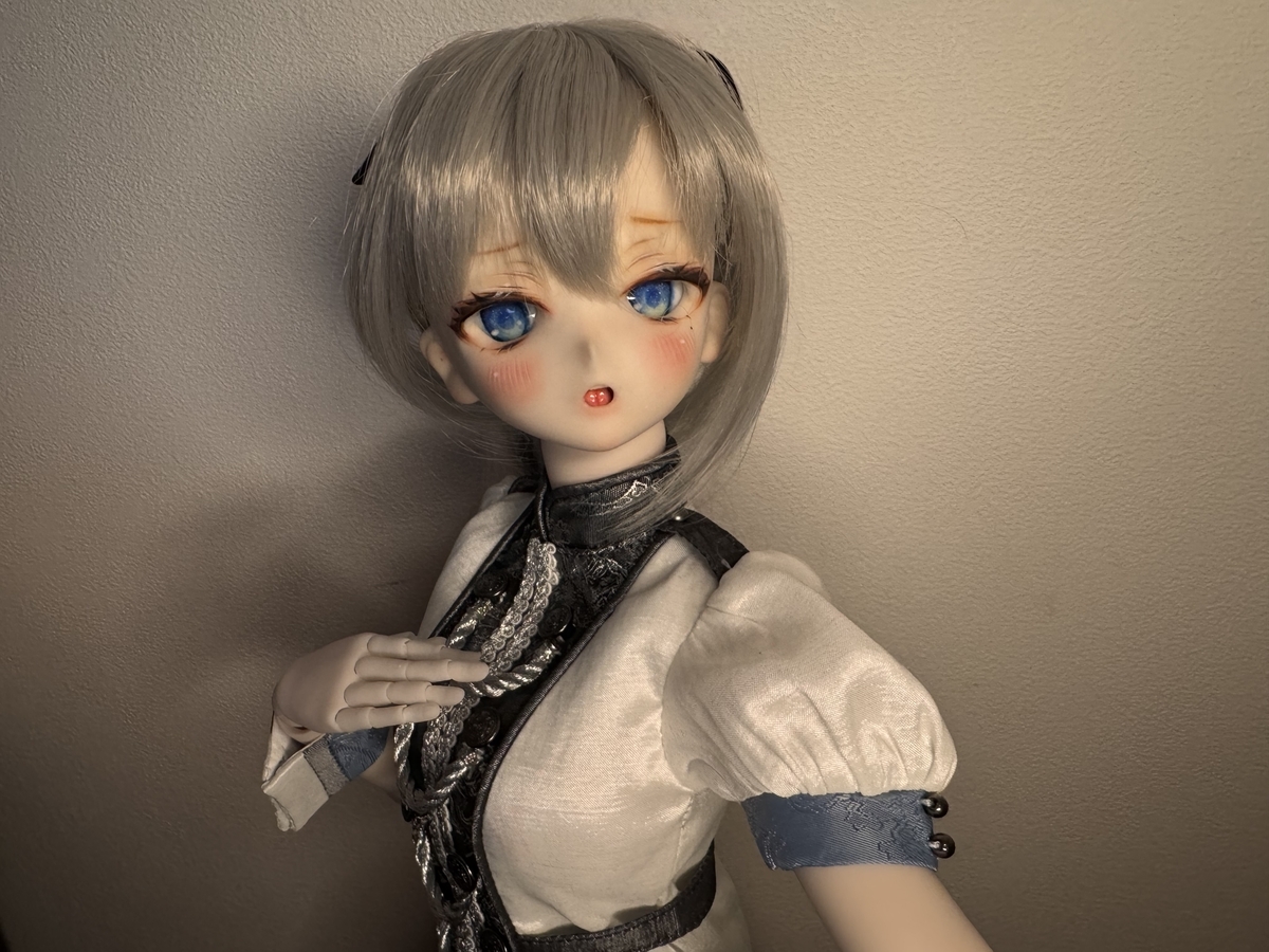 胸に右手を当て左腕を画面下に伸ばしているギンカ