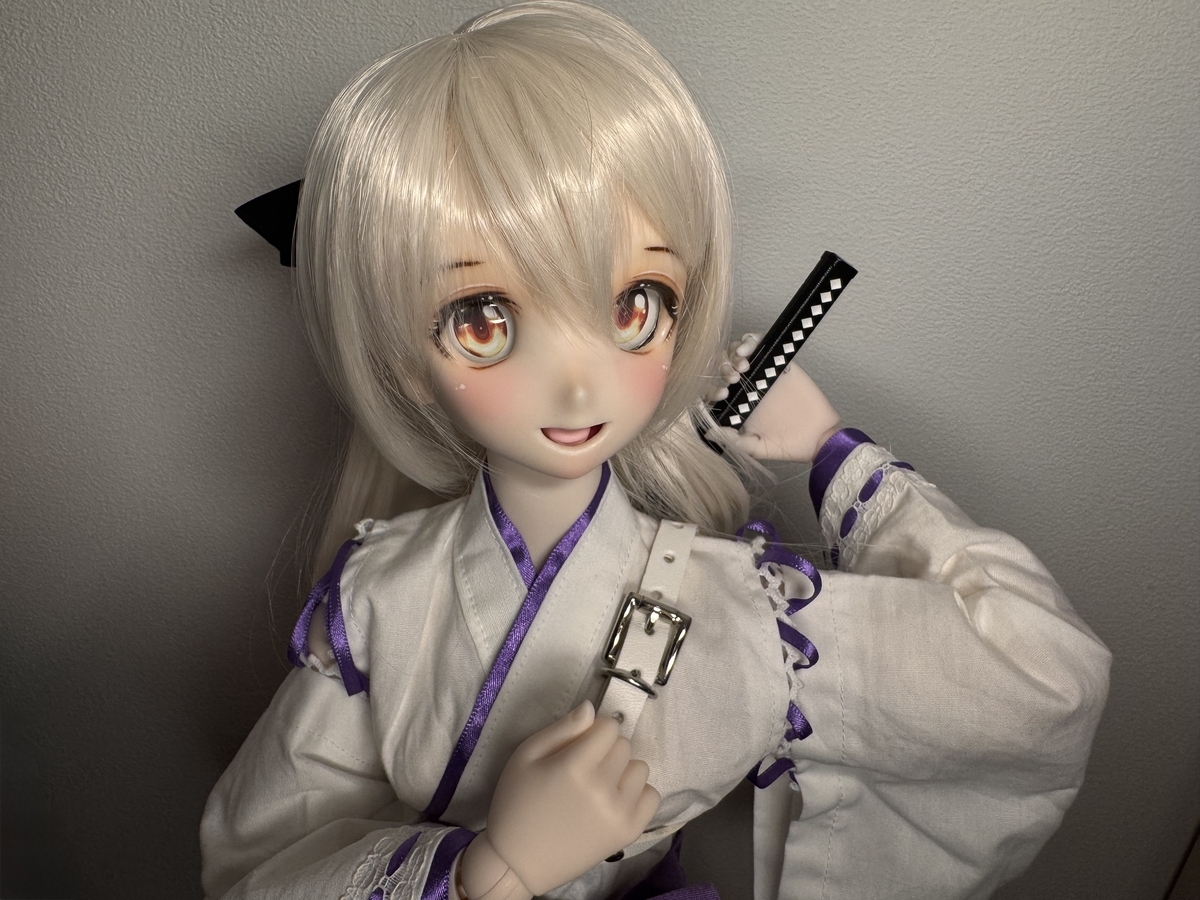 右拳を胸に当て、左手で背負った刀のつかを取るサクラ(薄く桜色がかった白髪に金の目、笑顔)