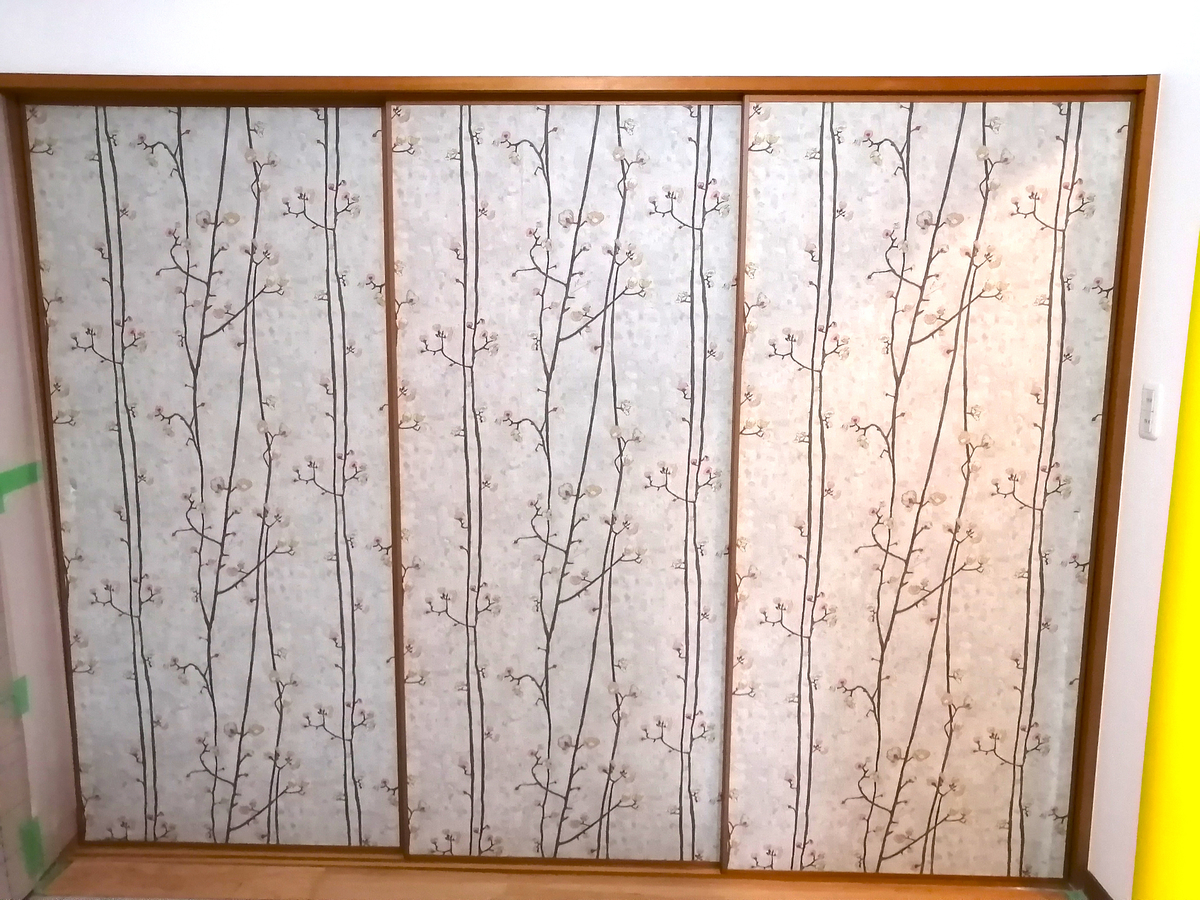 アクセントクロス ゴッホの壁紙 梅の開花 苔庭とアートのある暮らし