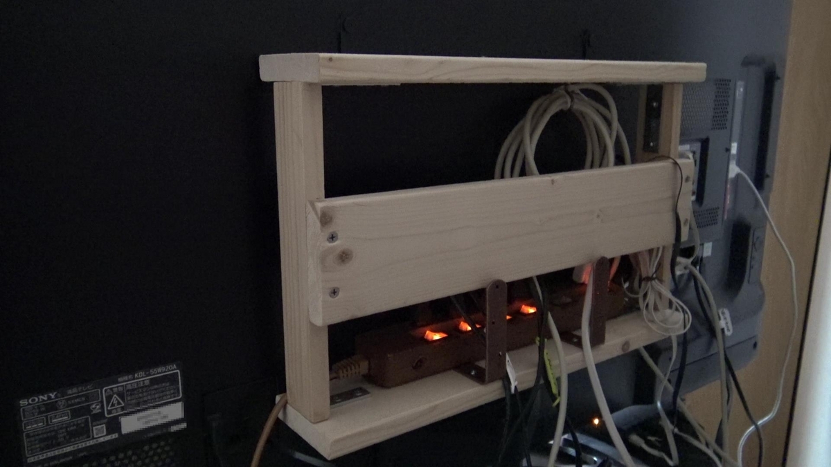 電源タップを収納できる棚