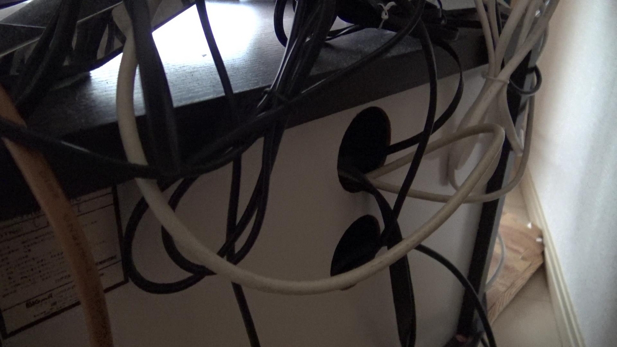 だいたいのテレビ台の裏はこんな感じでコードの通り道があります
