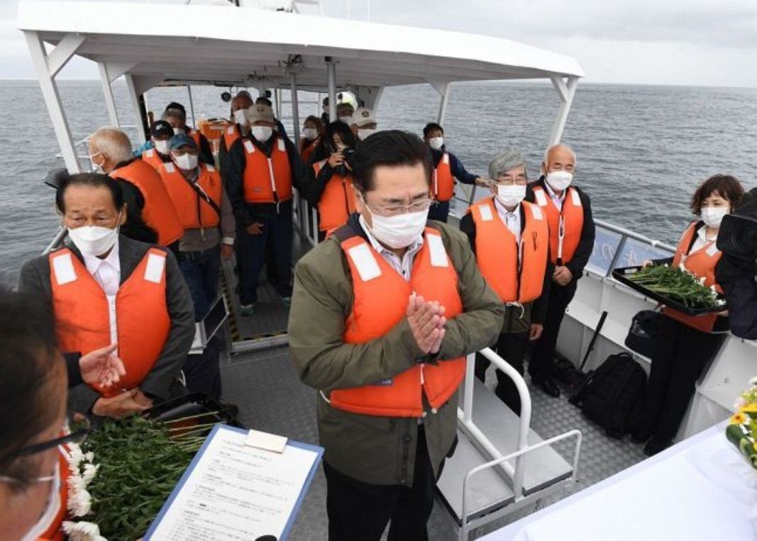 洋上慰霊 目の前の故郷 もう一度 羅臼沖で元島民ら32人合掌 北方領土の話題と最新事情
