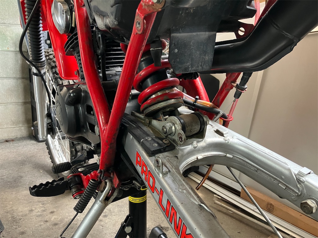 リアリンクをグリスアップ - moto4とバイクライフ