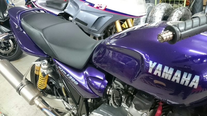 かにさん　　　　　　　XJR1300 シート 色が選べる) XJR1300 前期 キャブレター仕様 タックロール