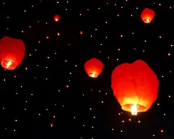 夜空を上昇していくランタン