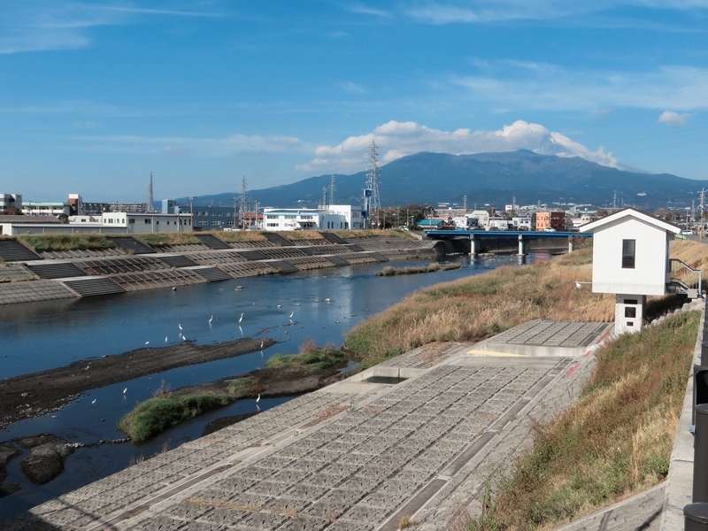 右側に富士山がいつも見えるよ東海路（ちょっと雲に隠れちゃった）