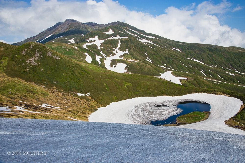 東北 鳥海山 鉾立ルートで初夏の日帰り登山 お花畑広がる鳥海湖に千蛇谷雪渓と盛りだくさん Mountrip 東北 鳥海山 鉾立ルートで初夏の日帰り登山 お花畑広がる鳥海湖に千蛇谷雪渓と盛りだくさん Mountrip
