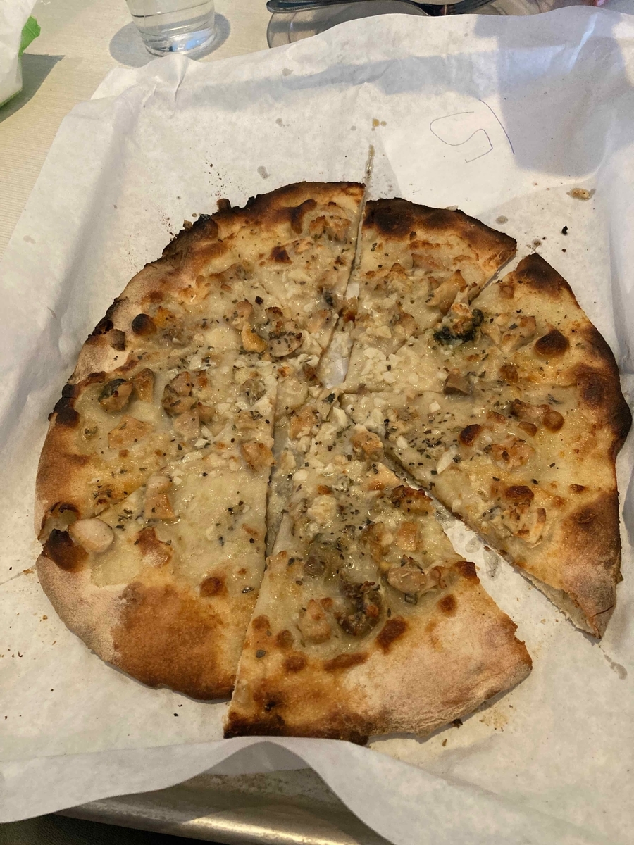 Frank Pepe Pizzeria Napoletanaクラムベースのピザ